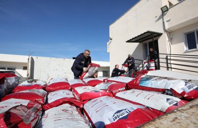 Bayraklı’dan deprem mağduru can dostlara mama desteği